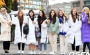 【PHOTO】MOMOLAND＆fromis_9＆FAVE GIRLS、大学修学能力試験会場に登場…メンバーの応援に