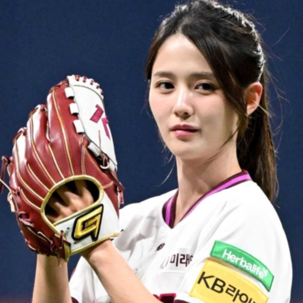 【PHOTO】ナム・ボラ、始球式に登場…キュートな笑顔で挨拶