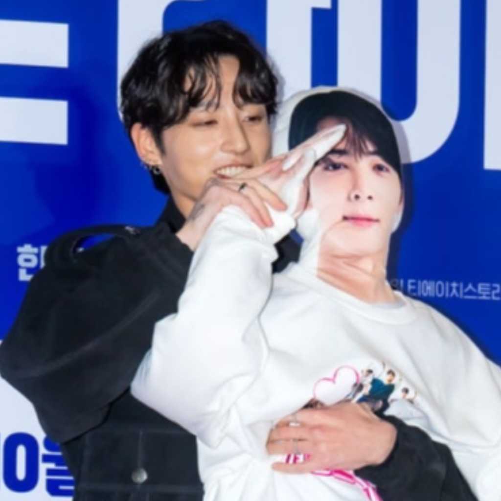 BTS ジョングク、親友ASTRO チャウヌの大きな人形を抱いて登場!映画「ファーストライド」を応援