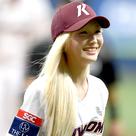 【PHOTO】LOVELYZ リュ・スジョン、始球式に登場…細すぎるウエストに視線釘付け