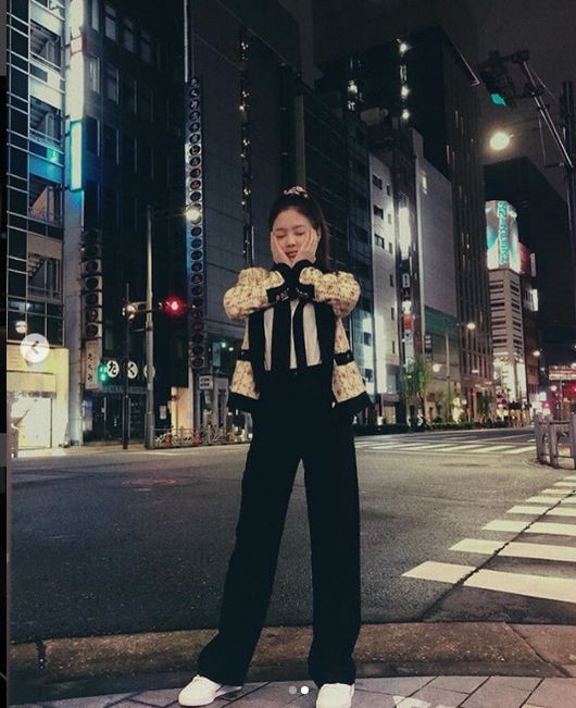 BLACKPINK ジェニー、日本滞在中…夜の街を背にキュートなポーズ - Kstyle
