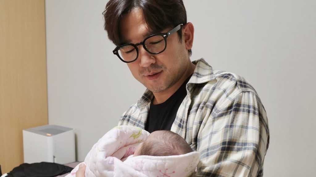 神話 ミヌ、生まれたばかりの娘を抱いて喜び…家族への愛情アピール「4人で幸せになろう」