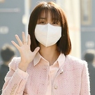 【PHOTO】パク・ハソン、ラジオ番組の収録に参加…エレガントなピンクコーデ