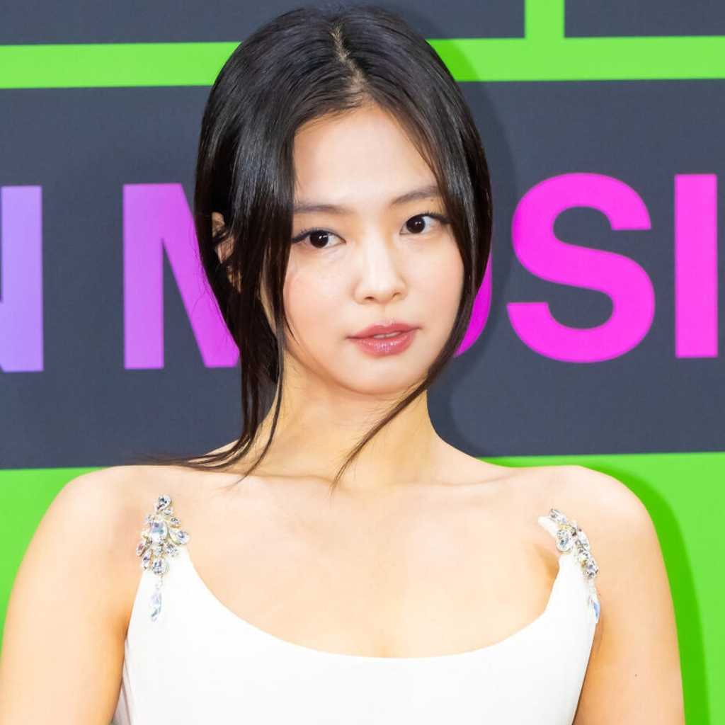 BLACKPINK ジェニー、ザ・ウィークエンドの韓国公演にサプライズ登場！熱いハグ＆コラボステージ披露も