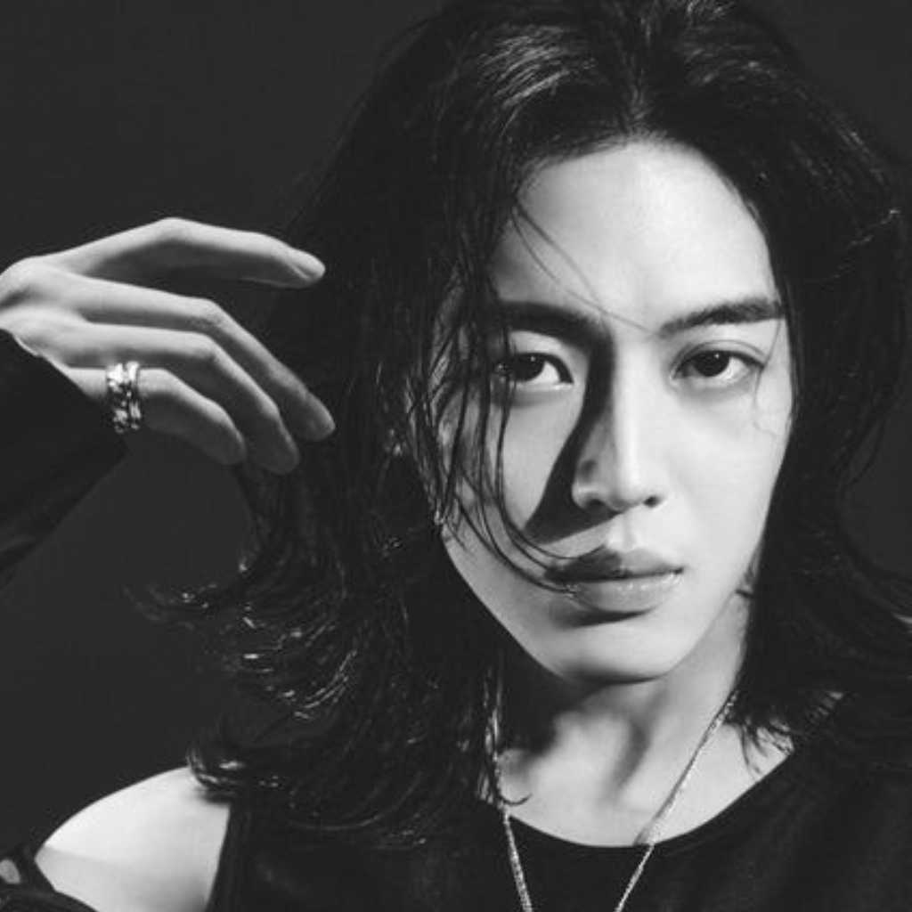 イ・ジュアン、肝臓移植の傷跡も…上半身を大胆に露出したグラビアが話題