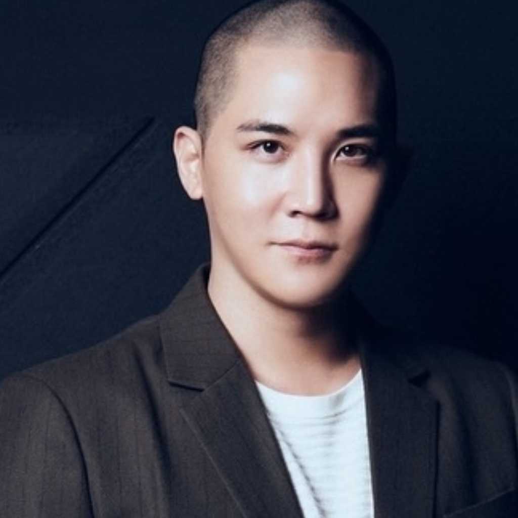 “XGのプロデューサー”SIMON、辞任を発表…保釈後に謝罪文を公開「メンバーに落ち度はない」