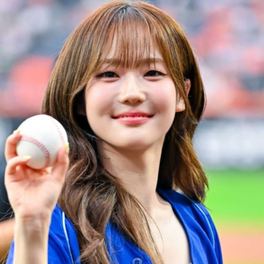 【PHOTO】tripleS ソヨン&シオン、始球・始打式に登場…キュートなユニフォーム姿で応援も