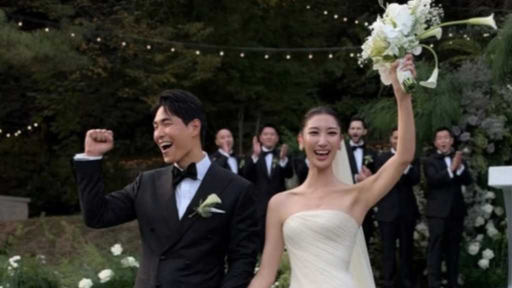 Netflix人気アニメ映画のOSTで一躍有名に…元SM練習生EJAEが結婚!華やかな挙式写真を公開