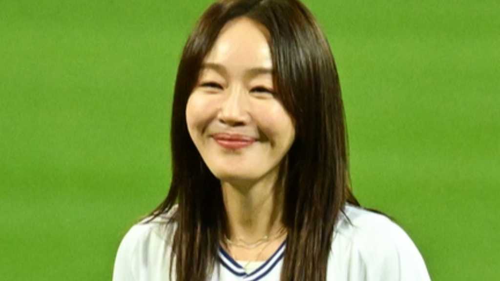 【PHOTO】オム・ジウォン、始球式に登場…美しいユニフォーム姿