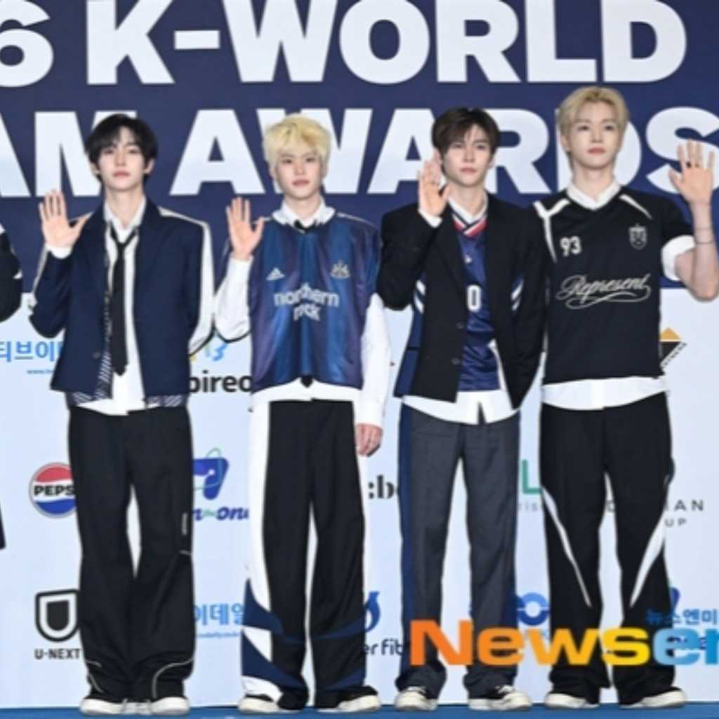【PHOTO】RIIZE「2026 K-WORLD DREAM AWARDS」ブルーカーペットに登場