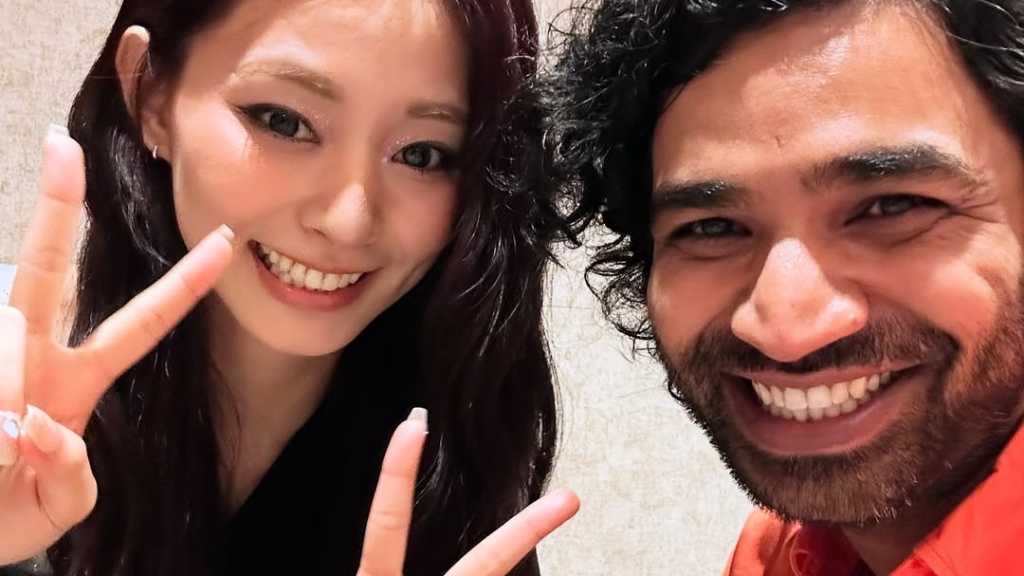 「イカゲーム」出演アヌパム・トリパシ、TWICE ツウィと2ショット！ファン心をアピール
