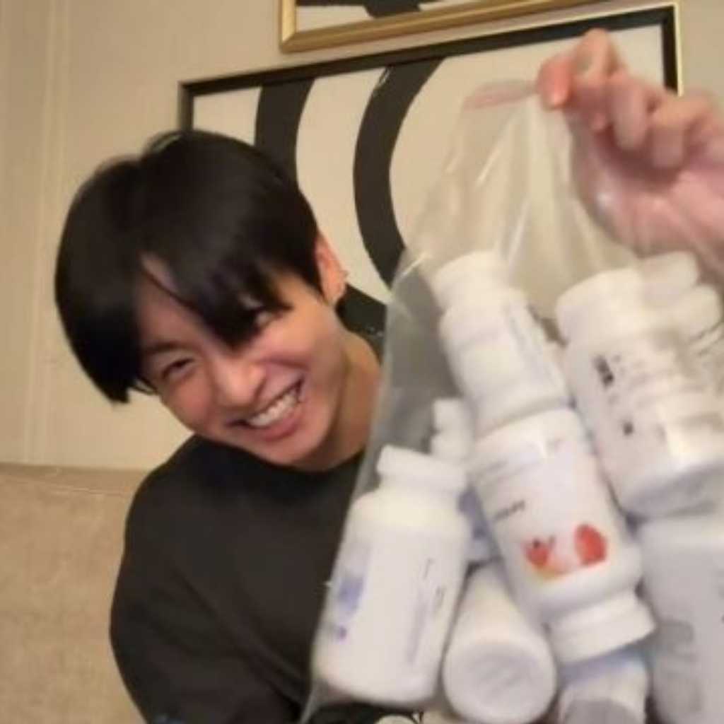 BTS ジョングク、肝臓の常備薬から大量のサプリも…生配信で紹介した“薬バッグ”が話題に