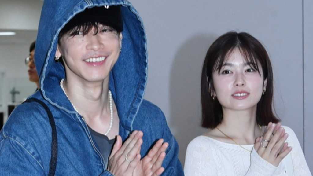 【PHOTO】小芝風花＆佐藤健、日本版「私の夫と結婚して」W主演の2人が韓国へ！花束贈呈に笑顔（動画あり）