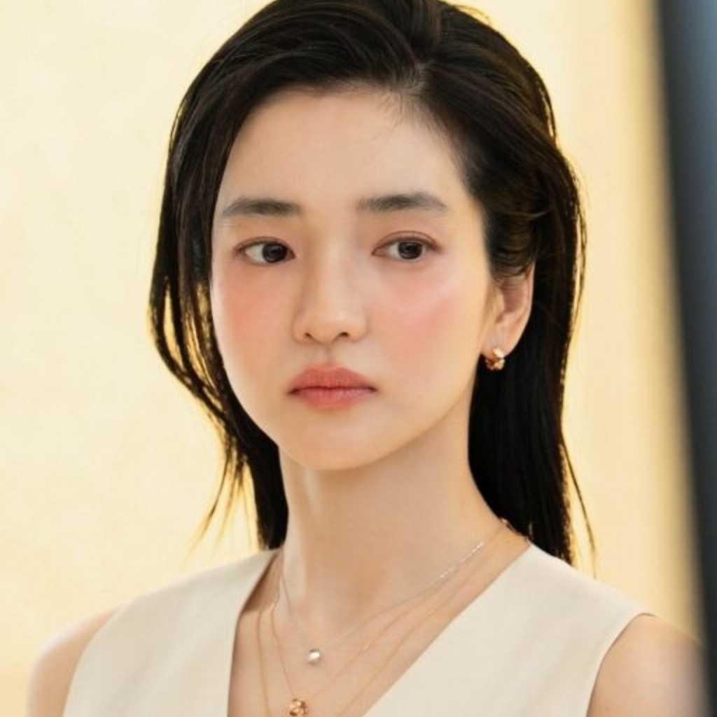キム・テリ、鮮やかな宝石を身に着けさらに際立つ美しさ…多彩なコンセプトを表現