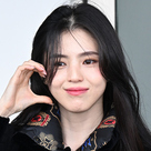 【PHOTO】ハン・ソヒ、スケジュールのためイギリスへ出国…キュートなポーズを披露（動画あり）