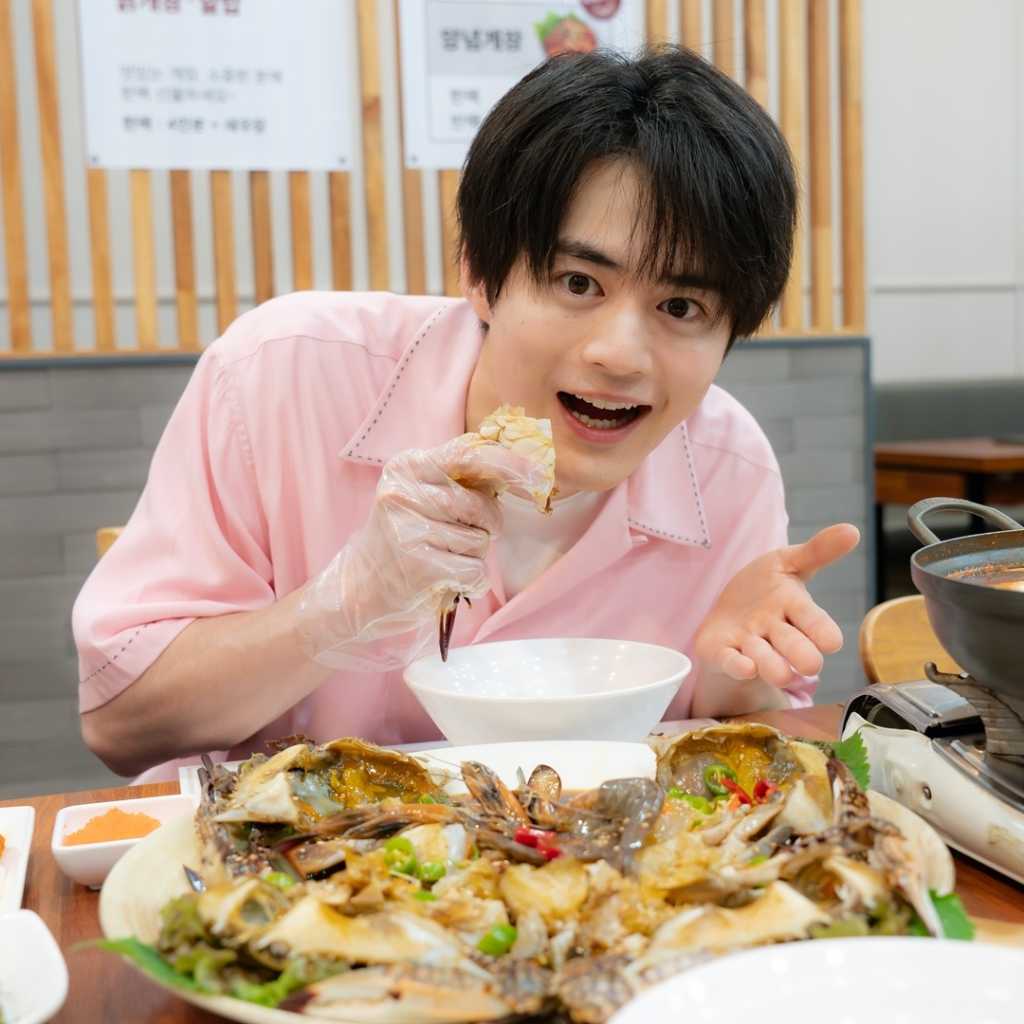 映画「藁にもすがる獣たち」鈴鹿央士、流行語を交えた韓国語で挨拶!現地ファンがサイン求め長蛇の列も