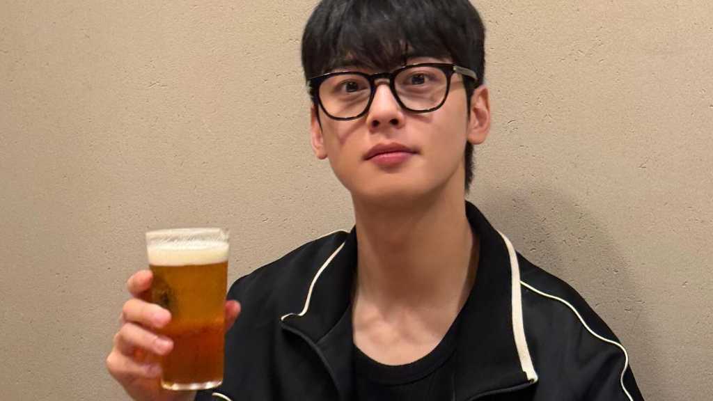 ASTRO チャウヌ、日本で生ビール＆ラーメンも！近況ショットが話題
