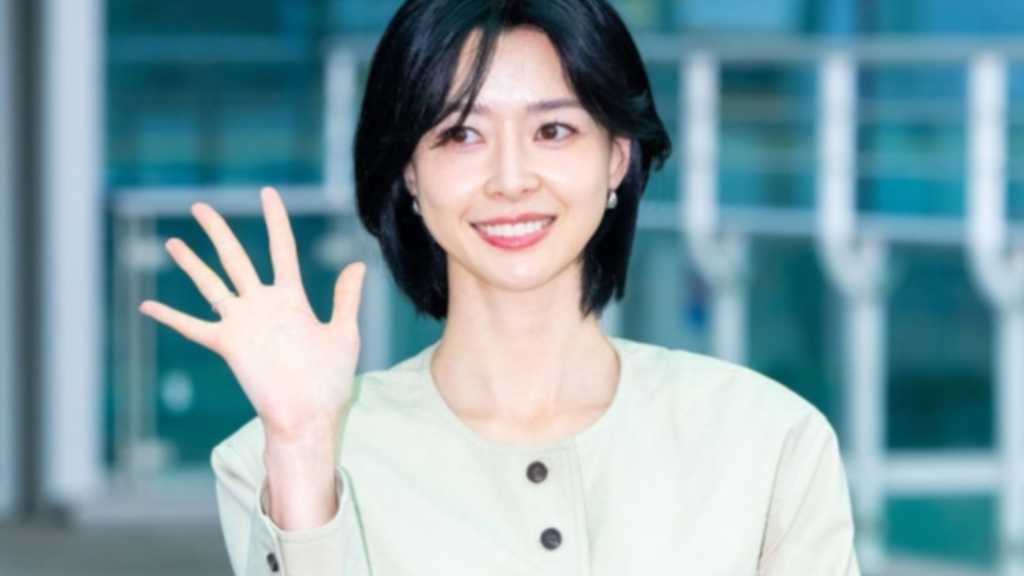 【PHOTO】クォン・ナラ、海外スケジュールのため出国…雨の中でも爽やかな笑顔