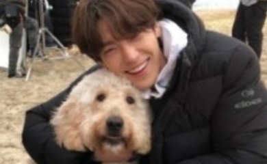 キム ウビン 犬を抱きしめて明るく笑っている姿を公開 可愛さあふれるビジュアルでファンを魅了 Kstyle