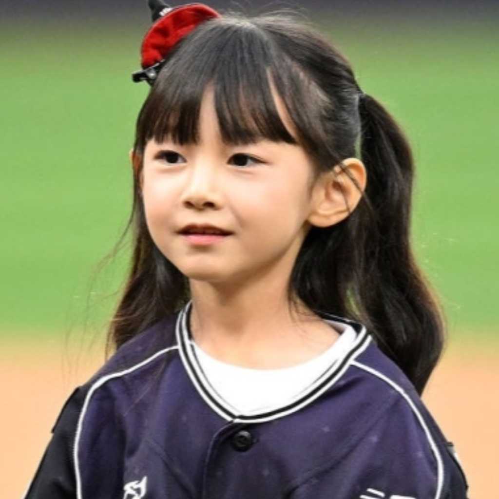 【PHOTO】「おつかれさま」でIUの幼少期を熱演…子役シン・チェリン、始球式に登場