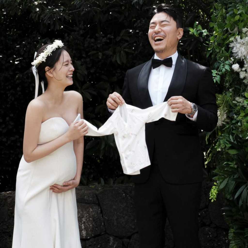 イ・シオン＆ソ・ジスン夫婦、幸せ溢れるマタニティフォト公開！タキシード＆ドレス姿で満面の笑み