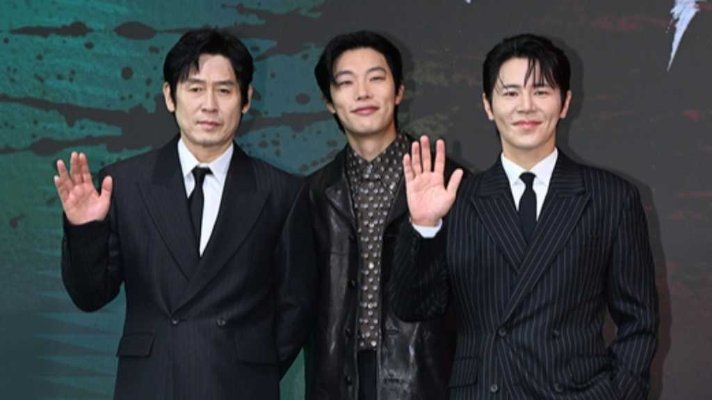 【PHOTO】リュ・ジュンヨル＆ソル・ギョングら、Netflix「なりすましの鼠」制作発表会に出席