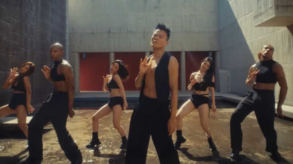 パク・ジニョン、新曲「WET」MV公開…中毒性のあるメロディーと強烈なパフォーマンス