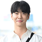 【PHOTO】元B․A․P バン・ヨングク、ワールドツアーの日本公演のため出国…優しい笑顔