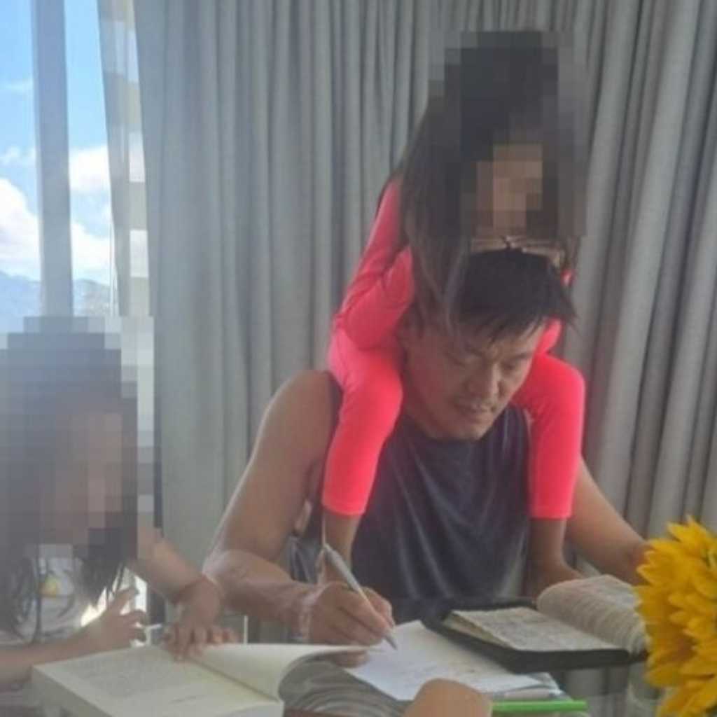 パク・ジニョン、娘を肩車したまま作業に没頭?家族と過ごす日常ショットに注目