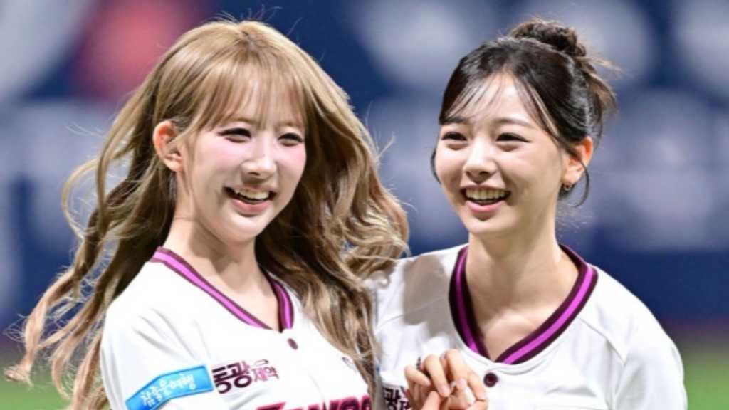 【PHOTO】UDTT クォン・イェジン&ク・ハンナ、始球・始打式に登場…キュートな笑顔