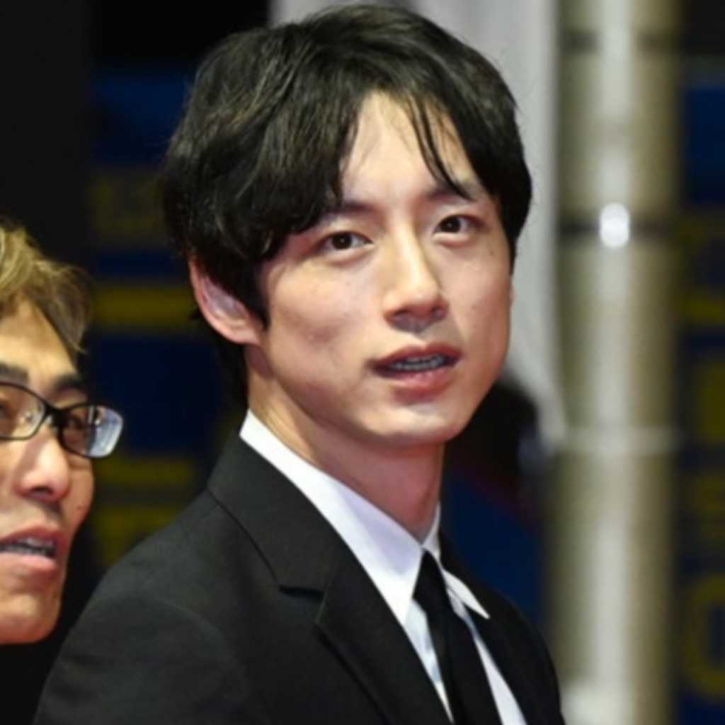 坂口健太郎、文春砲から1週間…「釜山国際映画祭」レッドカーペットで公の場に初登場