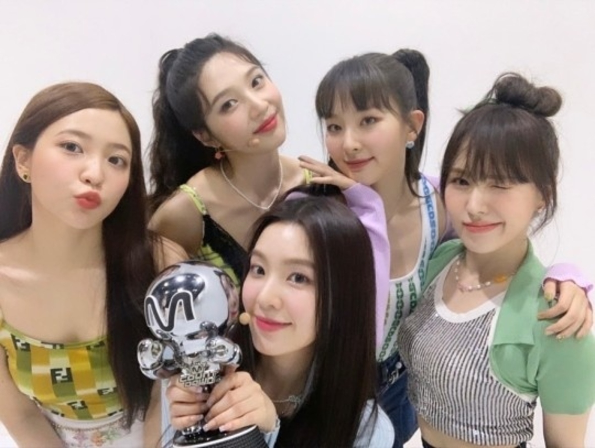 Red Velvet スルギ 集合ショットを公開 カムバック後初の音楽番組1位に とても幸せ Kstyle