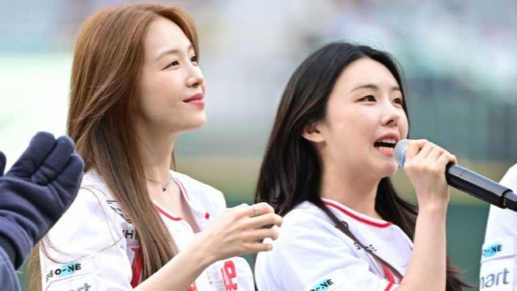 【PHOTO】Girl's Day ミナ＆WANNA․B リナ姉妹、始球式に登場…美しいユニフォーム姿