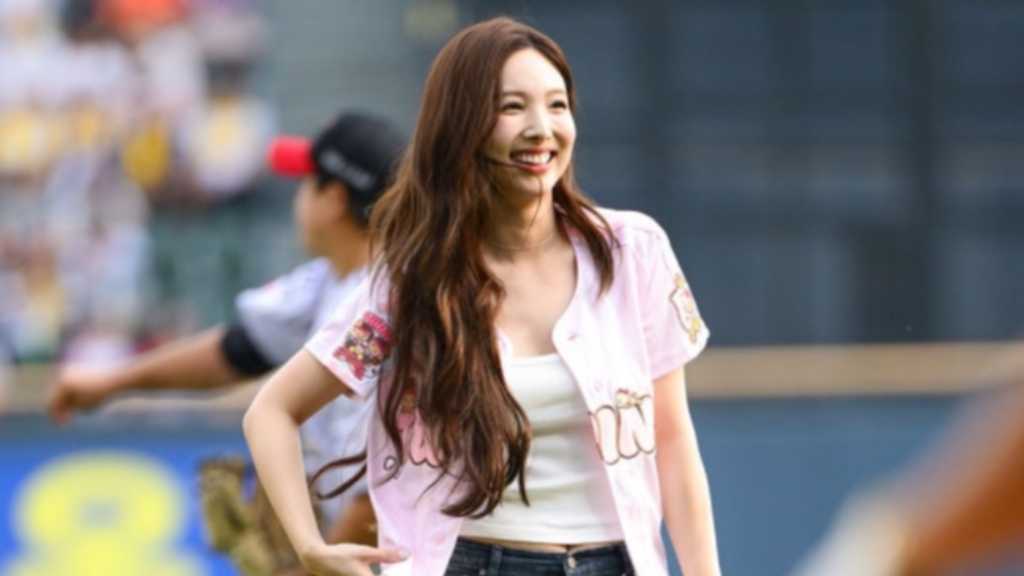 【PHOTO】TWICE ナヨン、始球式に登場…キュートなユニフォーム姿