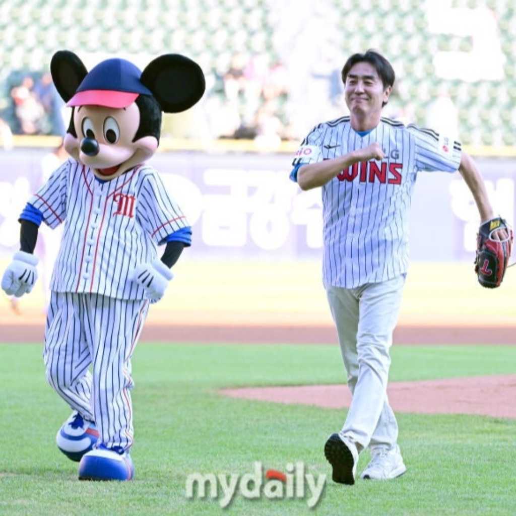 【PHOTO】リュ・スンリョン、ミッキーマウスと始球式に登場！爽やかな笑顔で挨拶