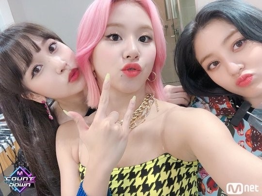 Twice M Countdown 楽屋での写真を公開 それぞれ元気な魅力がいっぱい Kstyle