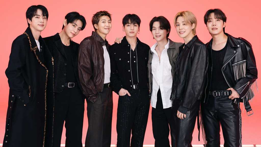 BTSのJ-HOPE、メンバー7人のシルエットで表現した「ARMY」のタトゥー公開！RM＆Vの近況ショットにも注目