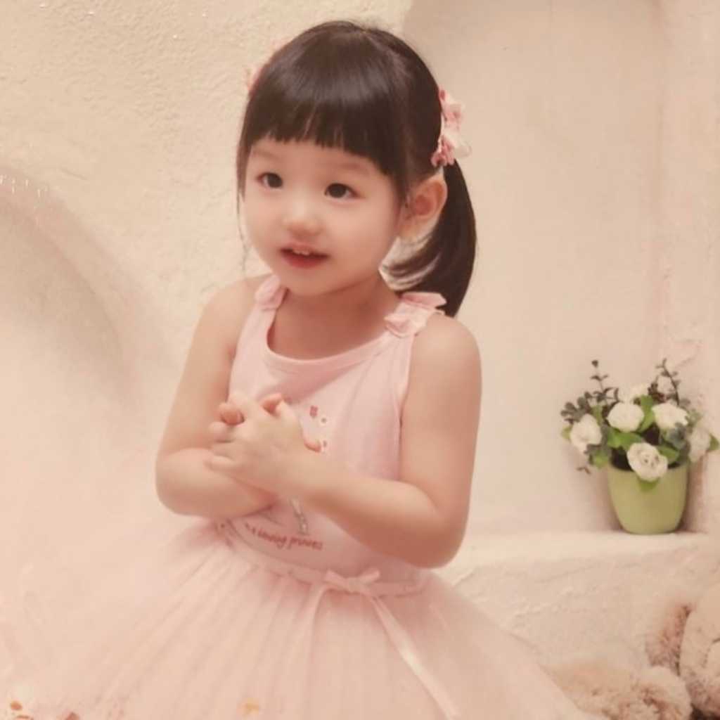 IVE、子どもの日を迎えて幼少期の写真を公開…愛らしい姿が話題に