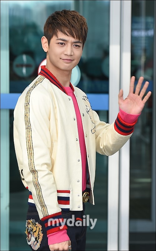 Photo Shinee ミンホ ファッションショーに出席するためイタリアへ出国 個性光る空港ファッション Kstyle