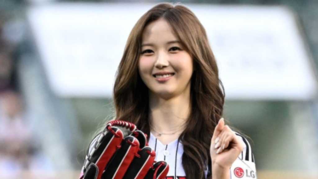 【PHOTO】tripleS イ・ジウ＆チョン・ハヨン、始球・始打式に登場