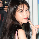 【PHOTO】IU、スケジュールのため中国へ“爽やかな笑顔”