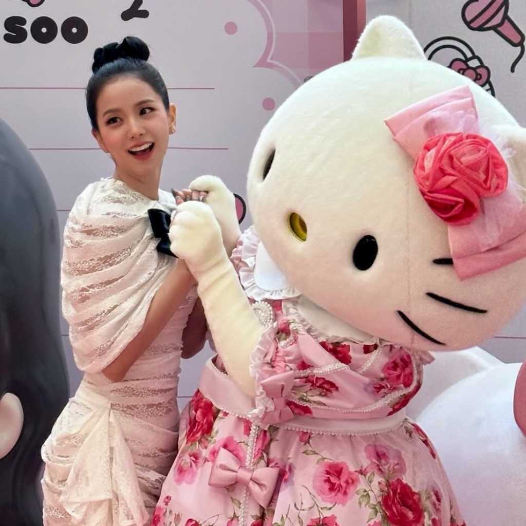 BLACKPINK ジス、ハローキティとのツーショットを公開！ラブリーなコラボアイテムにも注目