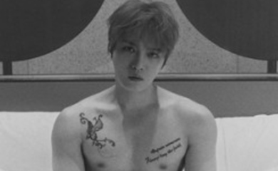 ジェジュン 上半身裸でベッドに グラビアで見せたセクシーなタトゥーにファン悶絶 Kstyle