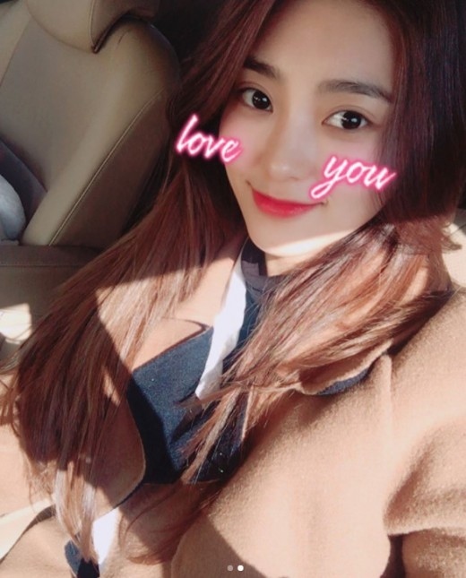 元sistar ボラ 輝く美貌のセルフショット オレンジリップでさらに可愛く Kstyle