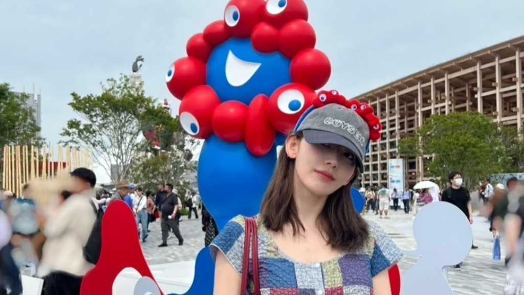 LE SSERAFIM 宮脇咲良、大阪・関西万博へ！ミャクミャクのカチューシャ姿に注目