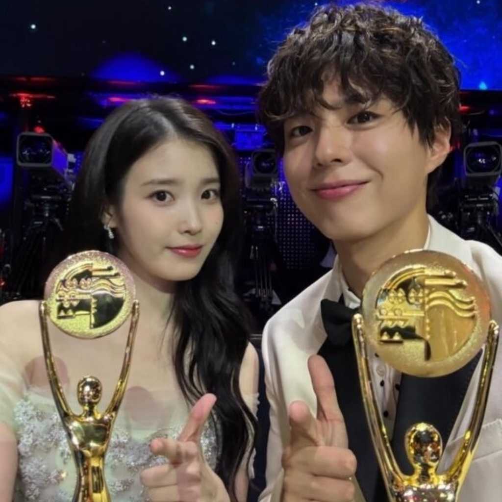 IU＆パク・ボゴム、授賞式で記念ショット！揃って人気スター賞を受賞…「おつかれさま」俳優たちが再会