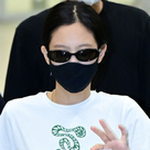 【PHOTO】BLACKPINK ジェニー&ロゼ「2022 MTV VMAs」を終えて韓国に到着(動画あり)