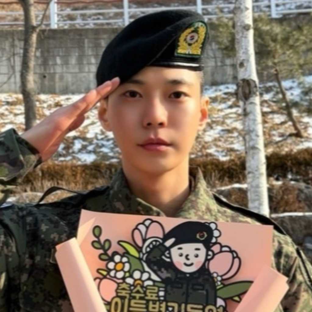 NCT ドヨン、基礎軍事訓練を終えファンに報告…凛々しい近況ショットも