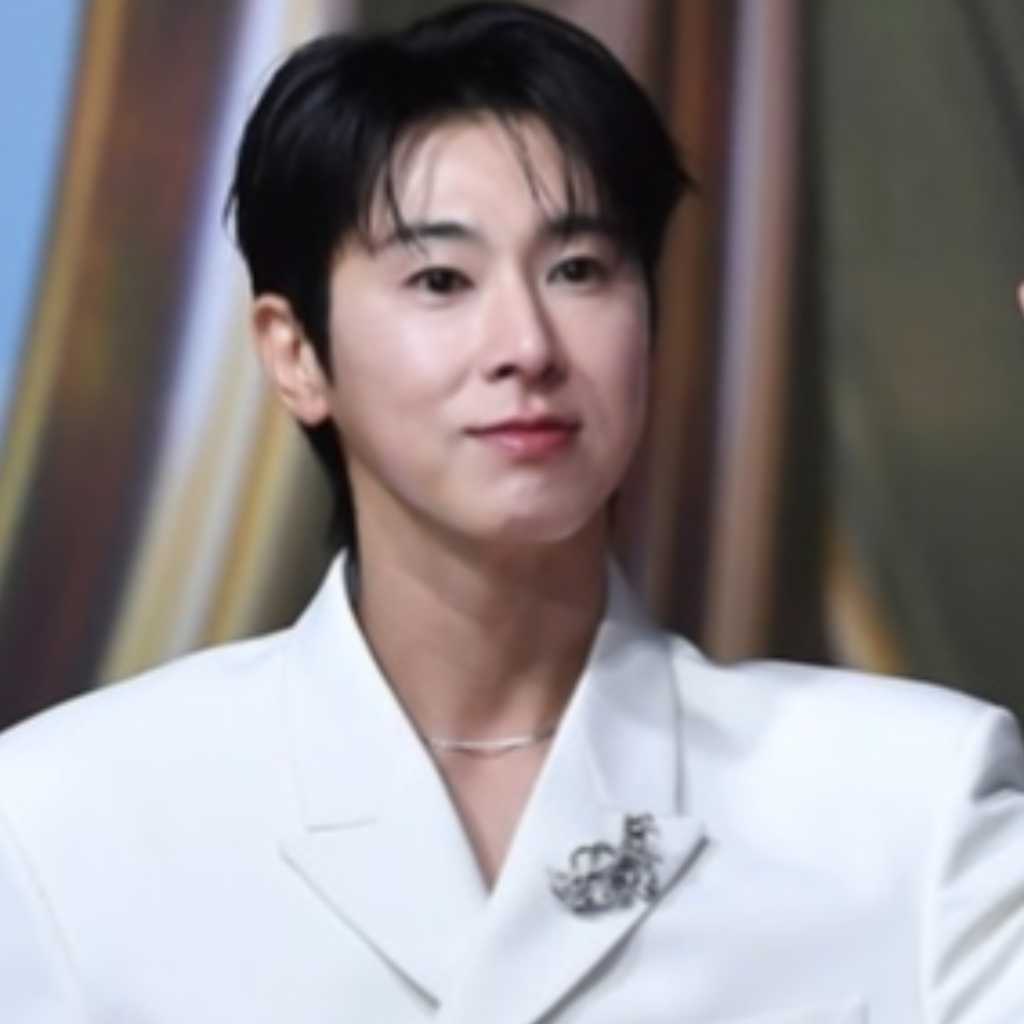 【PHOTO】東方神起 ユンホ「2025 SBS歌謡大典」レッドカーペットに登場