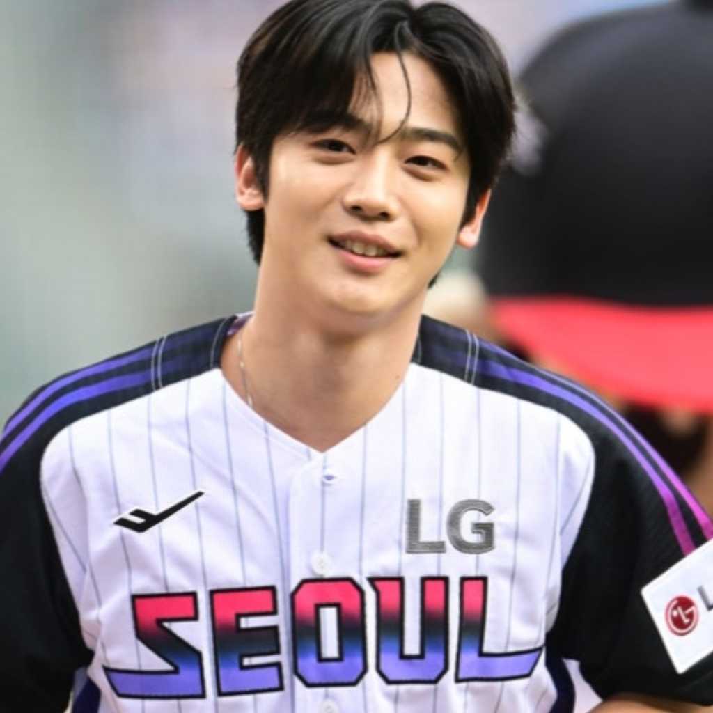 【PHOTO】WEi キム・ヨハン、始球式に登場…力強い投球フォーム